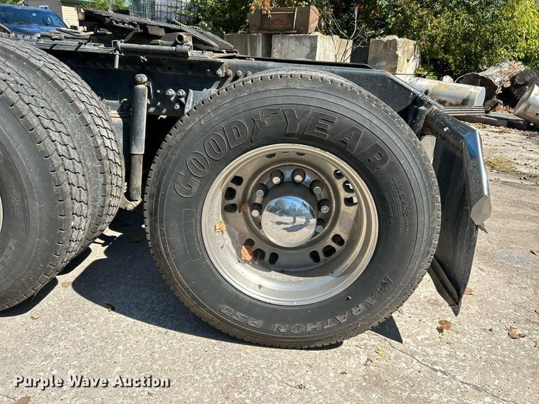 image for item NQ9852 2002 Volvo VHD  semi truck