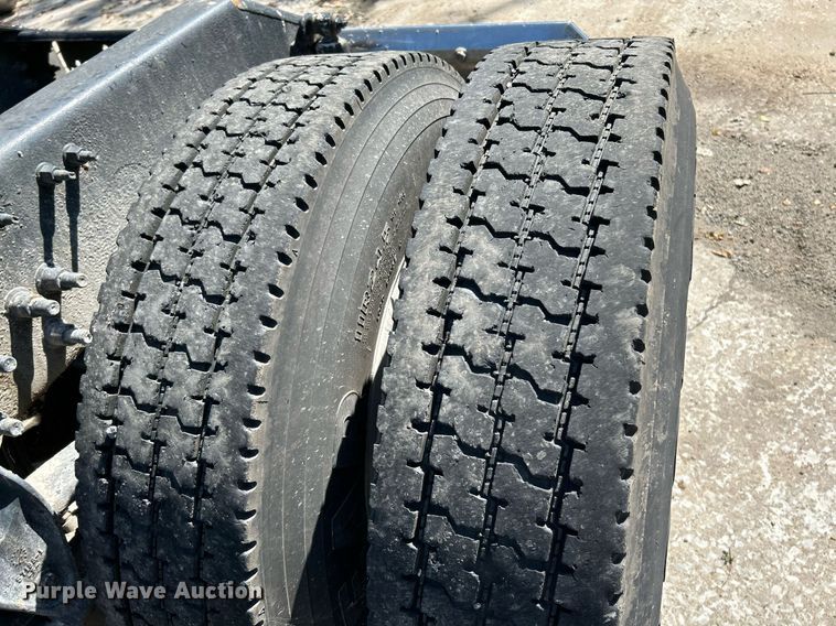 image for item NQ9852 2002 Volvo VHD  semi truck