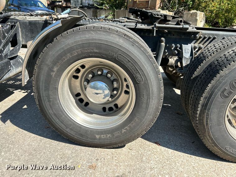 image for item NQ9852 2002 Volvo VHD  semi truck