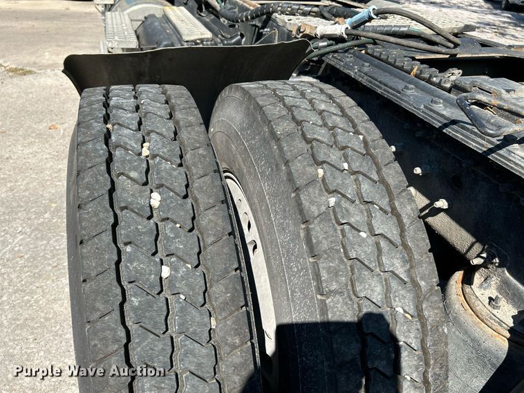 image for item NQ9852 2002 Volvo VHD  semi truck