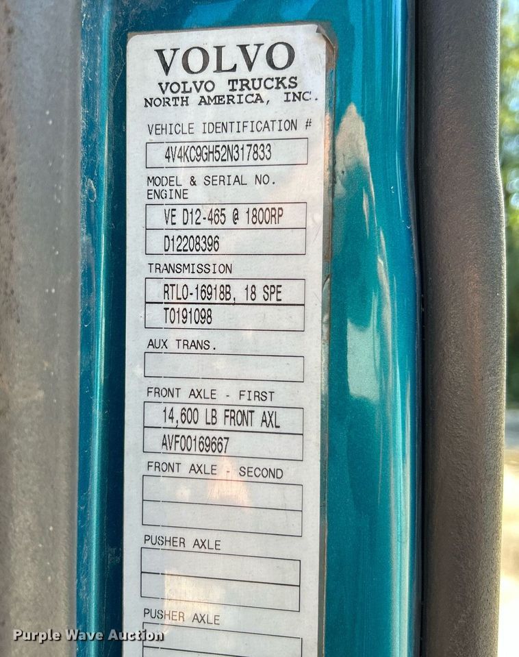 image for item NQ9852 2002 Volvo VHD  semi truck