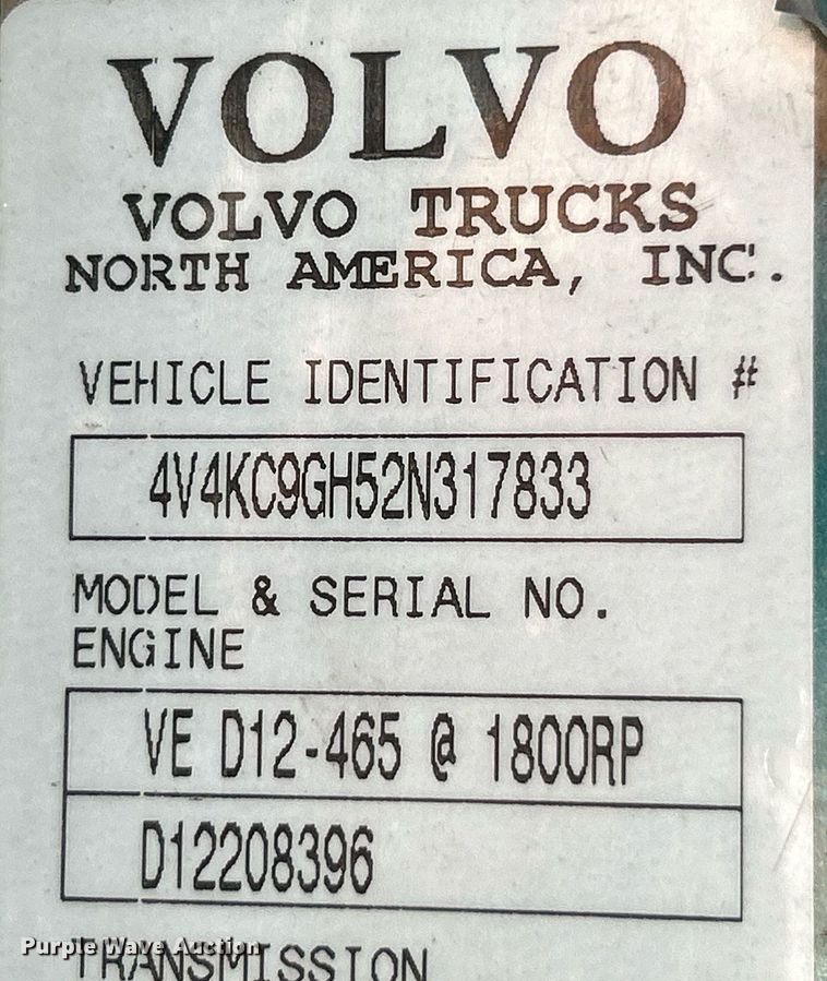 image for item NQ9852 2002 Volvo VHD  semi truck