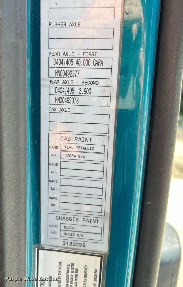 image for item NQ9852 2002 Volvo VHD  semi truck