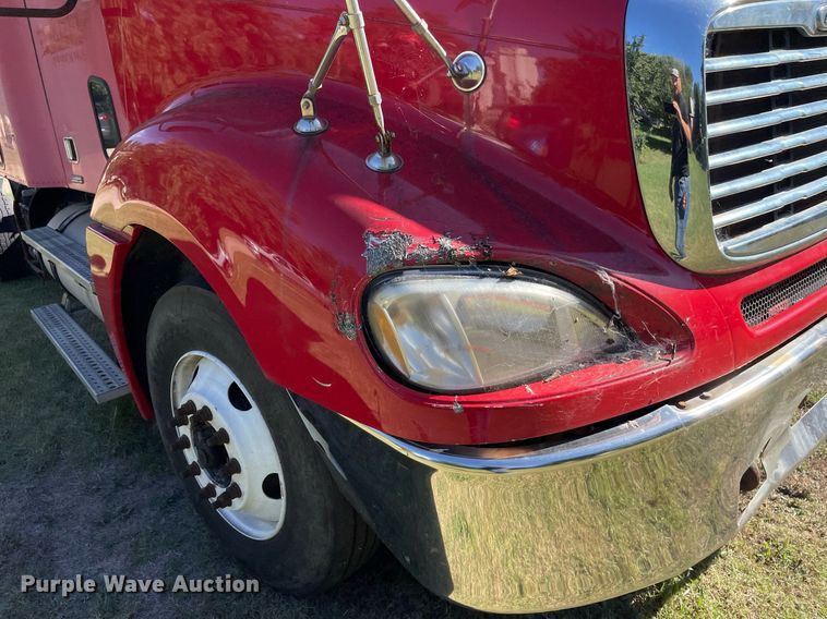 image for item NX9772 2006 Freightliner Columbia  semi truck