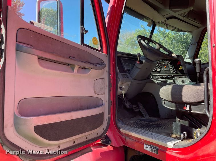 image for item NX9772 2006 Freightliner Columbia  semi truck