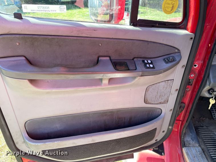 image for item NX9772 2006 Freightliner Columbia  semi truck