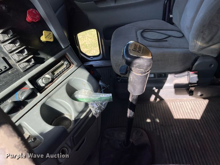 image for item NX9772 2006 Freightliner Columbia  semi truck