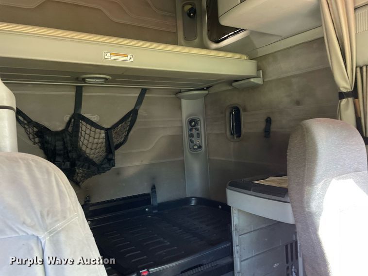 image for item NX9772 2006 Freightliner Columbia  semi truck