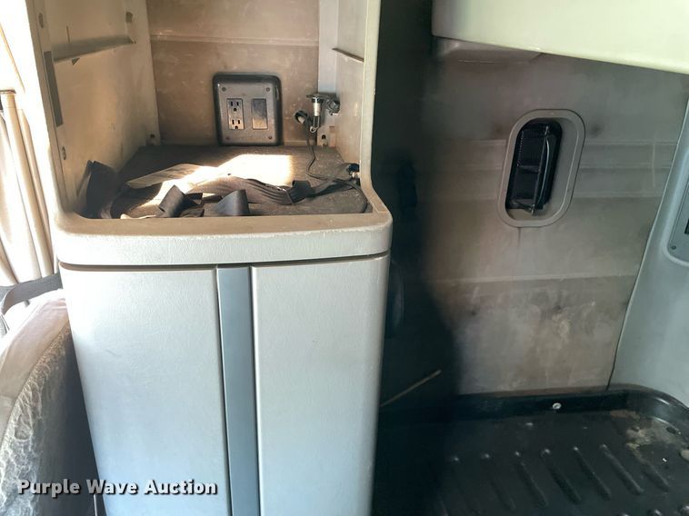 image for item NX9772 2006 Freightliner Columbia  semi truck