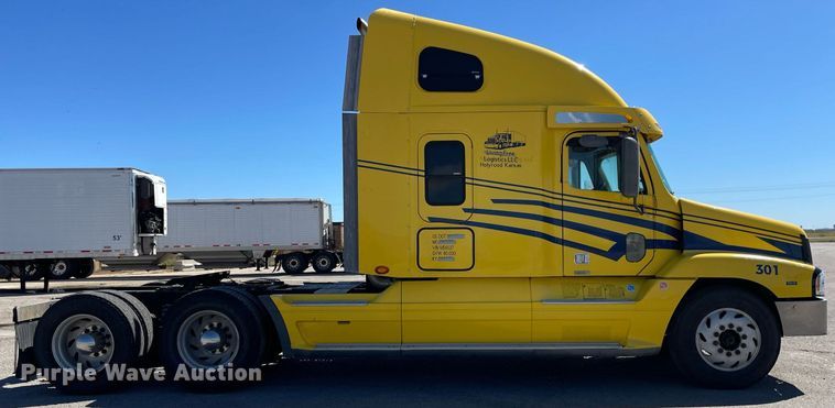 image for item NX9777 2004 Freightliner Century Class S/T  semi truck