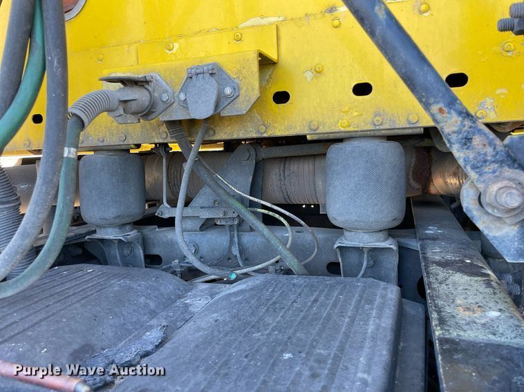 image for item NX9777 2004 Freightliner Century Class S/T  semi truck