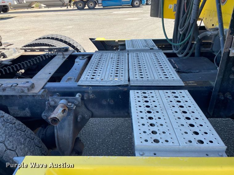 image for item NX9777 2004 Freightliner Century Class S/T  semi truck