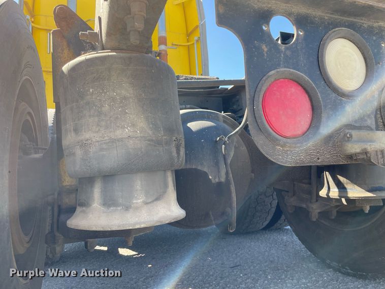 image for item NX9777 2004 Freightliner Century Class S/T  semi truck