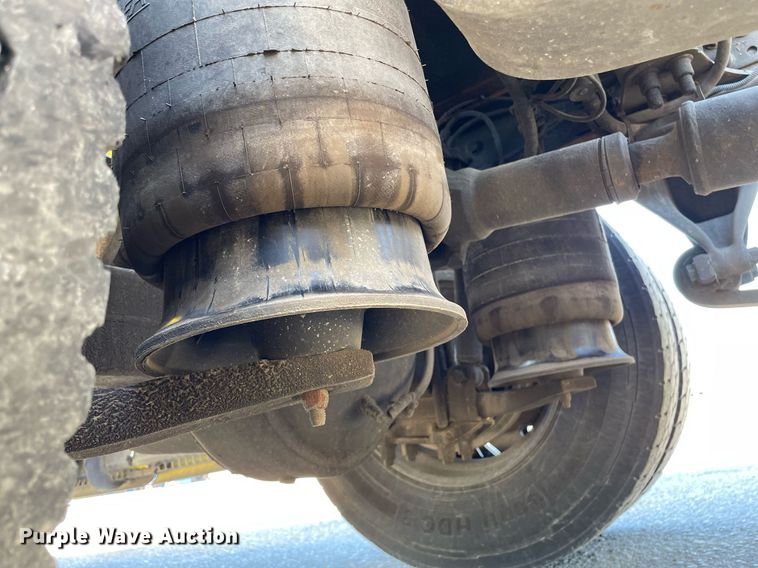 image for item NX9777 2004 Freightliner Century Class S/T  semi truck