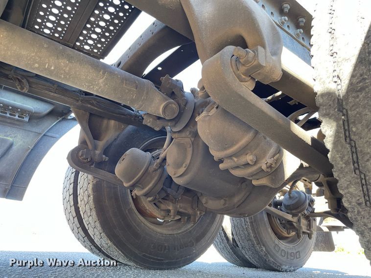 image for item NX9777 2004 Freightliner Century Class S/T  semi truck