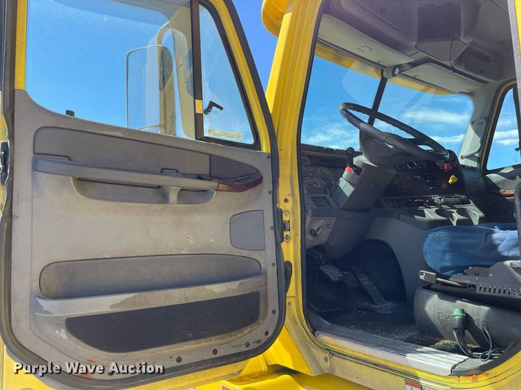 image for item NX9777 2004 Freightliner Century Class S/T  semi truck