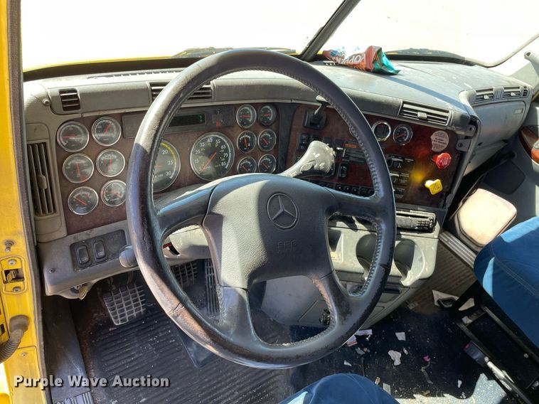 image for item NX9777 2004 Freightliner Century Class S/T  semi truck