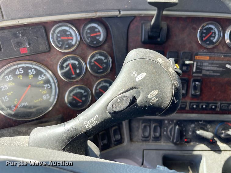 image for item NX9777 2004 Freightliner Century Class S/T  semi truck