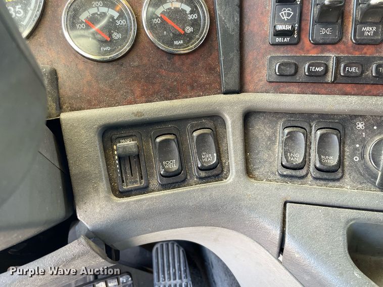 image for item NX9777 2004 Freightliner Century Class S/T  semi truck