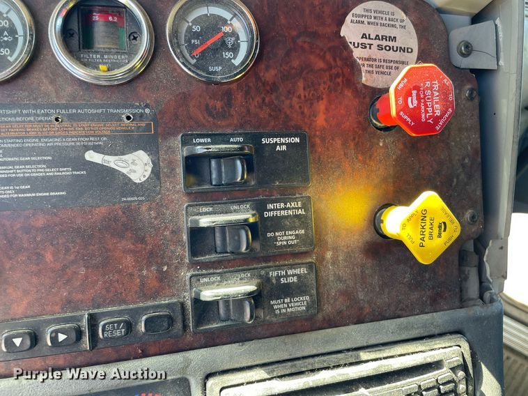 image for item NX9777 2004 Freightliner Century Class S/T  semi truck