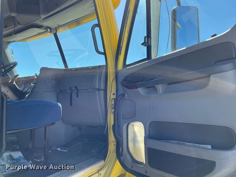 image for item NX9777 2004 Freightliner Century Class S/T  semi truck