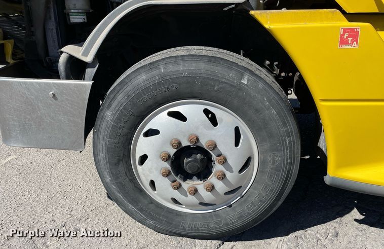 image for item NX9777 2004 Freightliner Century Class S/T  semi truck