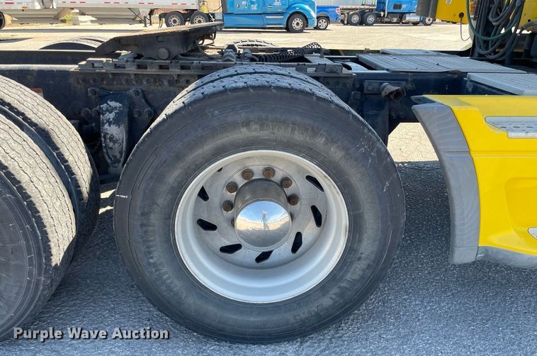 image for item NX9777 2004 Freightliner Century Class S/T  semi truck