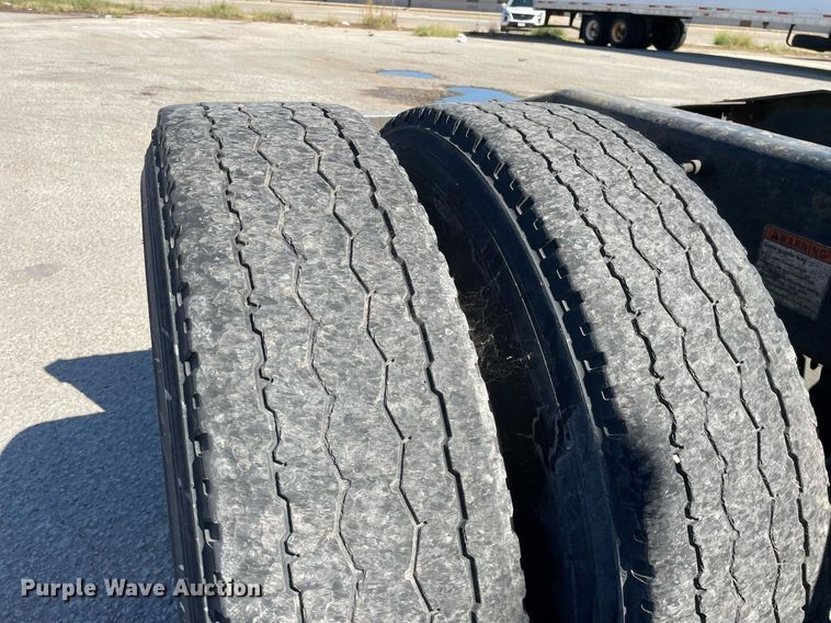 image for item NX9777 2004 Freightliner Century Class S/T  semi truck