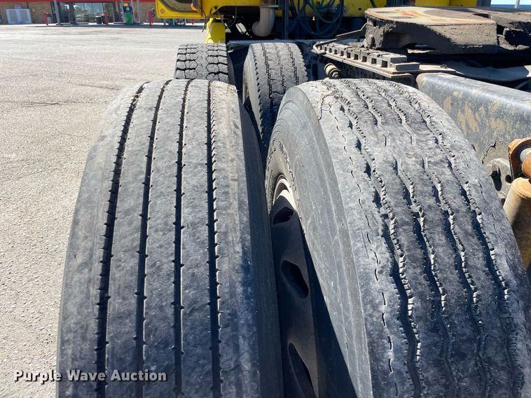 image for item NX9777 2004 Freightliner Century Class S/T  semi truck