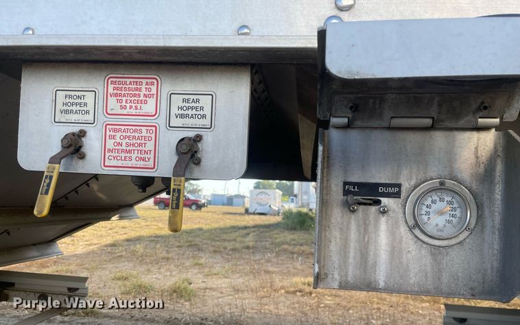 image for item NX9802 2017 Wilson DWH-650  grain trailer