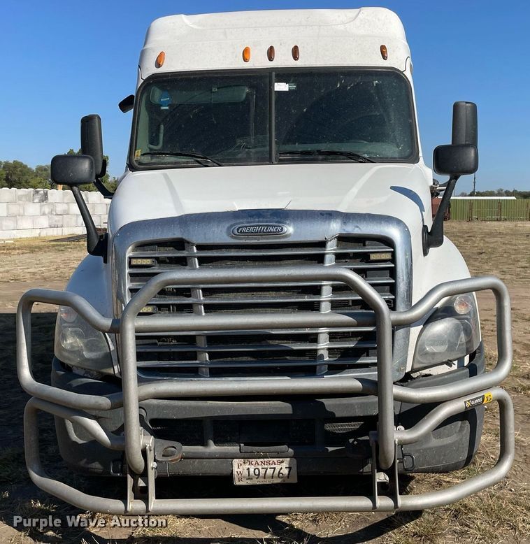 image for item NX9803 2014 Freightliner Cascadia  semi truck