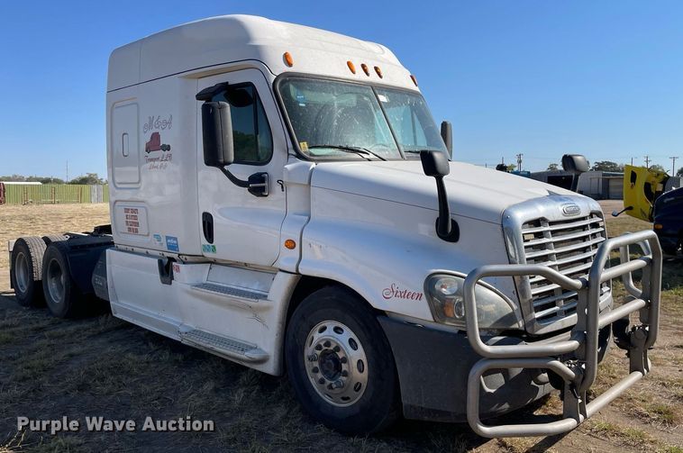 image for item NX9803 2014 Freightliner Cascadia  semi truck