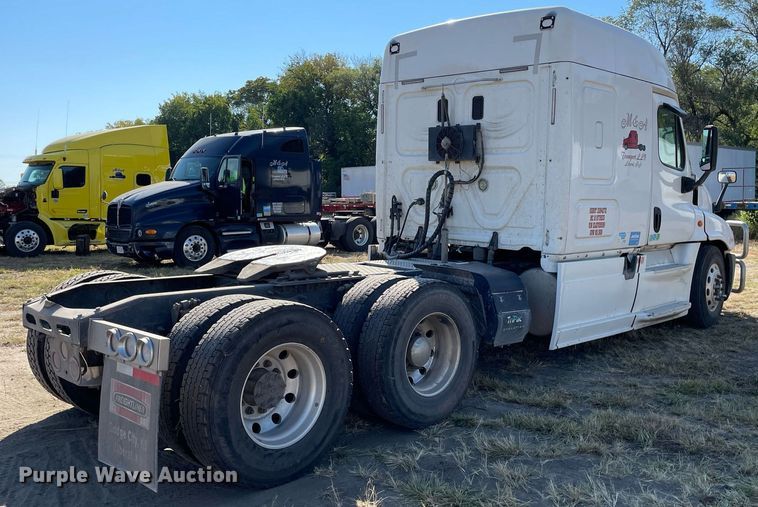 image for item NX9803 2014 Freightliner Cascadia  semi truck