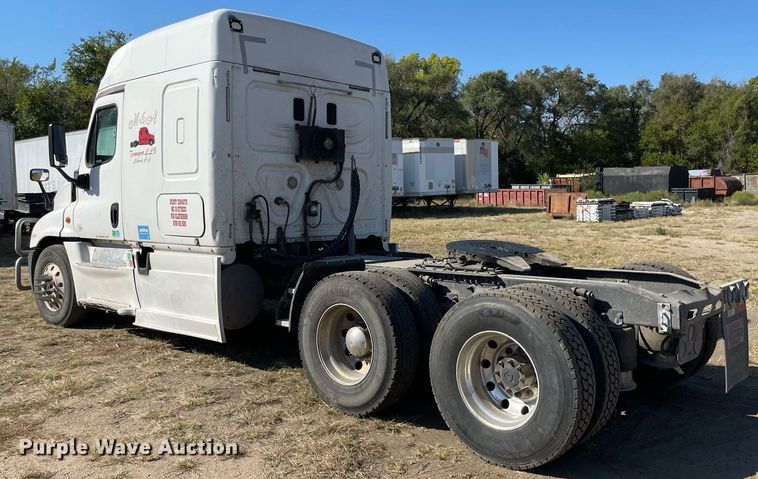 image for item NX9803 2014 Freightliner Cascadia  semi truck