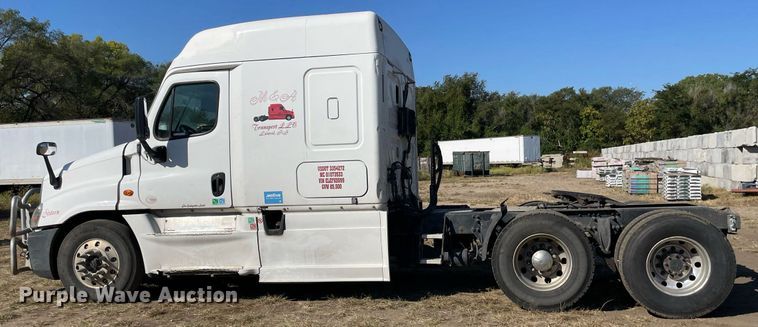 image for item NX9803 2014 Freightliner Cascadia  semi truck