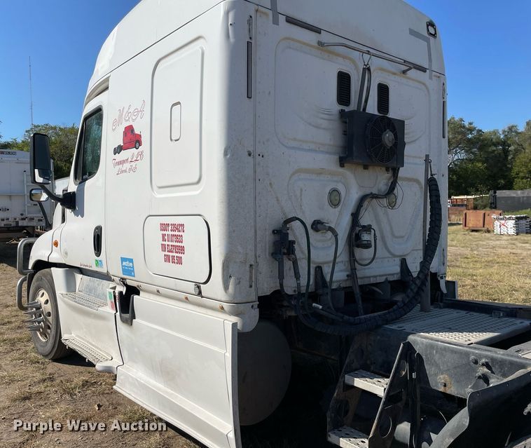 image for item NX9803 2014 Freightliner Cascadia  semi truck