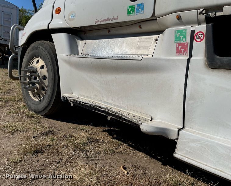 image for item NX9803 2014 Freightliner Cascadia  semi truck