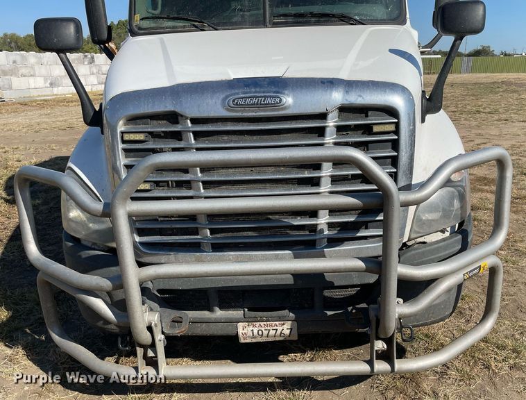 image for item NX9803 2014 Freightliner Cascadia  semi truck