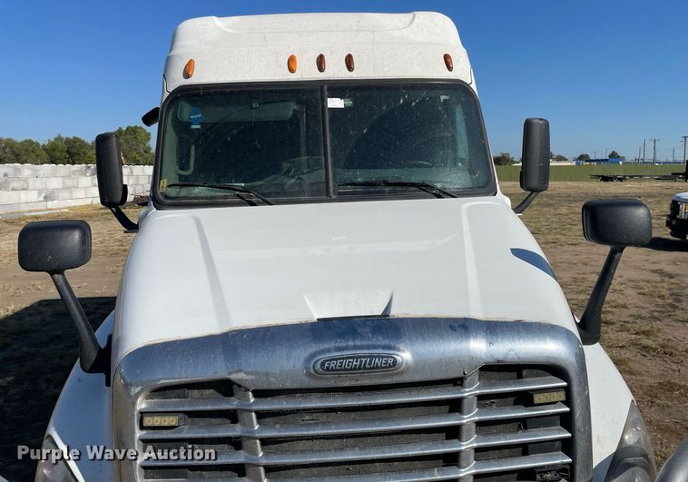 image for item NX9803 2014 Freightliner Cascadia  semi truck