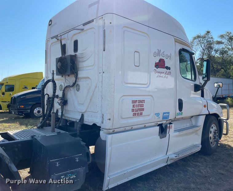 image for item NX9803 2014 Freightliner Cascadia  semi truck