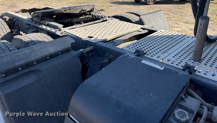 image for item NX9803 2014 Freightliner Cascadia  semi truck