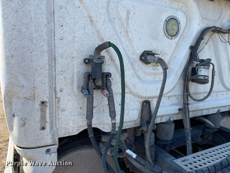 image for item NX9803 2014 Freightliner Cascadia  semi truck