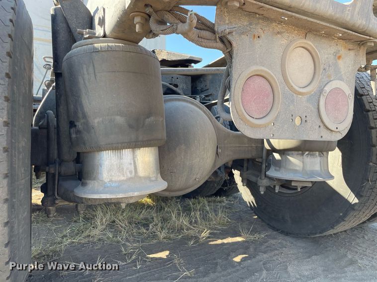 image for item NX9803 2014 Freightliner Cascadia  semi truck