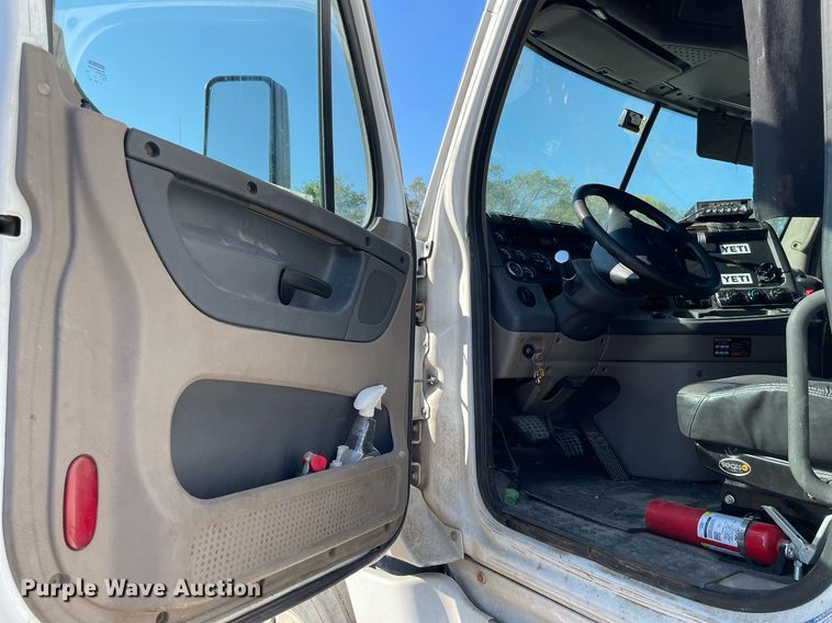 image for item NX9803 2014 Freightliner Cascadia  semi truck