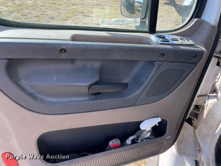 image for item NX9803 2014 Freightliner Cascadia  semi truck