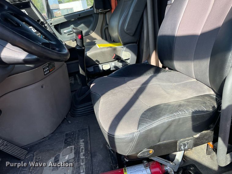 image for item NX9803 2014 Freightliner Cascadia  semi truck