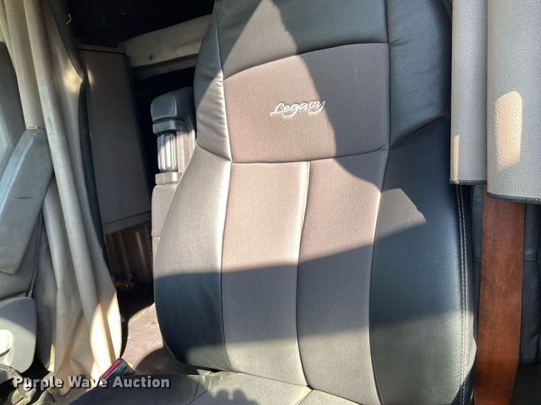 image for item NX9803 2014 Freightliner Cascadia  semi truck