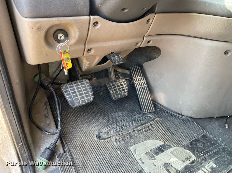 image for item NX9803 2014 Freightliner Cascadia  semi truck