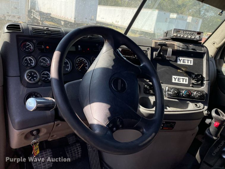 image for item NX9803 2014 Freightliner Cascadia  semi truck