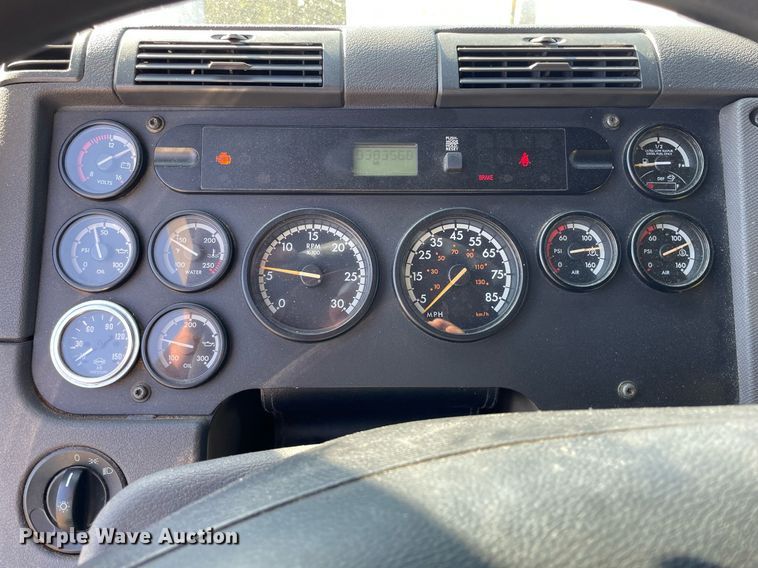 image for item NX9803 2014 Freightliner Cascadia  semi truck